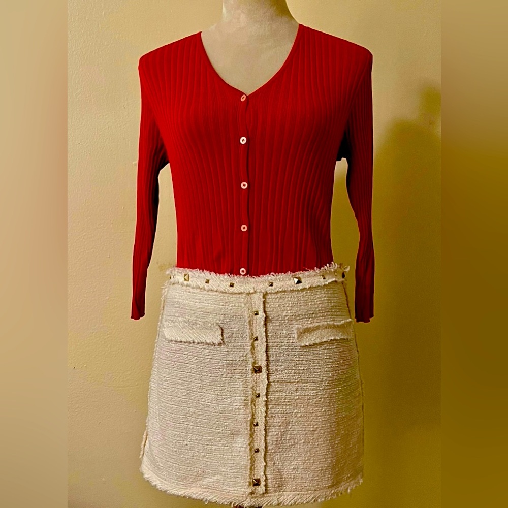 Zara woman mini skirt size smaller 72% Cotton 8% polyester, 100% lining.